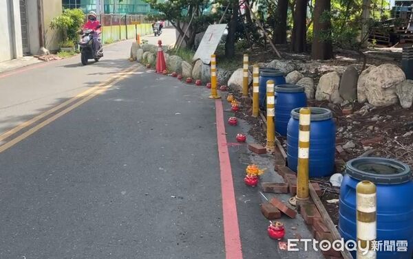 ▲員林市地主在巷道點燈海抗議公所無作為。（圖／記者唐詠絮翻攝）
