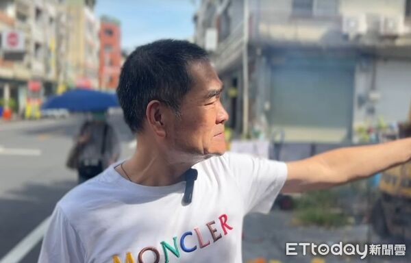 ▲員林市地主在巷道點燈海抗議公所無作為。（圖／記者唐詠絮翻攝）