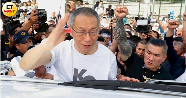 民眾黨前主席柯文哲交保。（圖／黃耀徵攝）