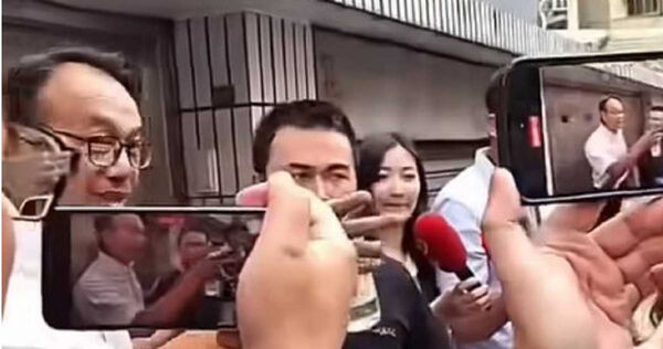 網紅「吃屎哥」到現場灑冥紙，跟小草起爭執。（圖／翻攝吃屎哥臉書）