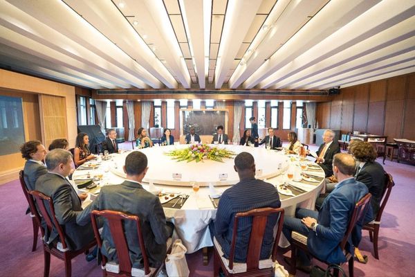 ▲▼「法國-非洲基金會」青年領袖代表團訪團接受外交部政務次長吳志中款宴。（圖／外交部提供）