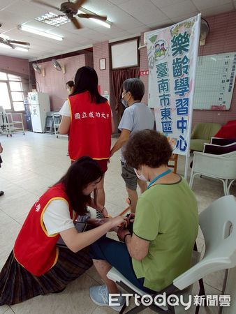 ▲台南市光華高中學生導入成大「AI智慧照顧」課程，協助樂齡中心長者操作智慧數位復健系統。（記者林東良翻攝，下同）
