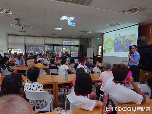 ▲台南市光華高中學生導入成大「AI智慧照顧」課程，協助樂齡中心長者操作智慧數位復健系統。（記者林東良翻攝，下同）