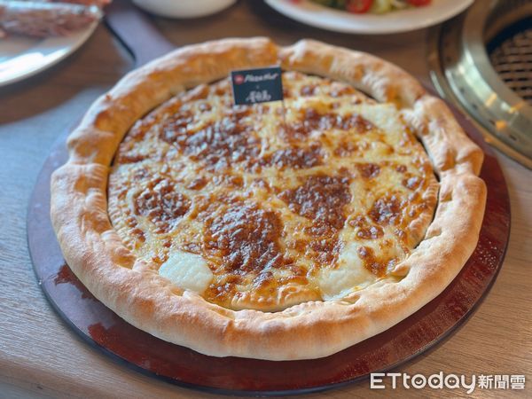 ▲▼「必勝客X屋馬」推出「月見七盎司厚燒牛比薩」、「大月亮圈圈」復刻回歸。（圖／記者蕭筠攝）