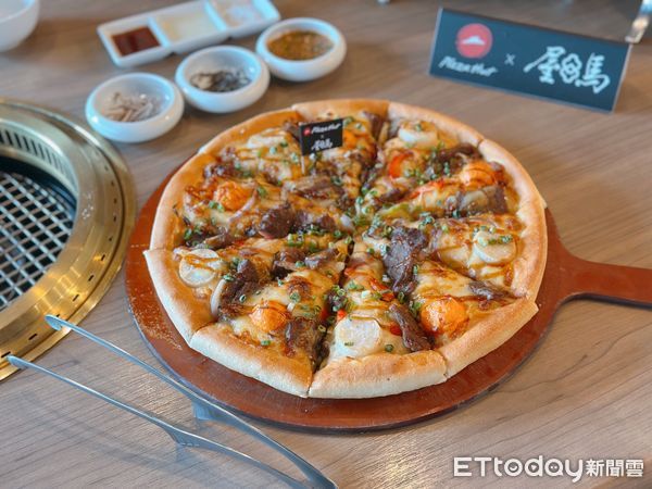 ▲▼「必勝客X屋馬」推出「月見七盎司厚燒牛比薩」、「大月亮圈圈」復刻回歸。（圖／記者蕭筠攝）