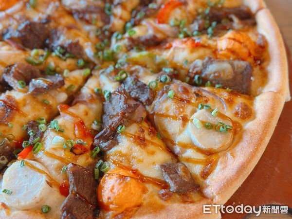 ▲▼「必勝客X屋馬」推出「月見七盎司厚燒牛比薩」、「大月亮圈圈」復刻回歸。（圖／記者蕭筠攝）