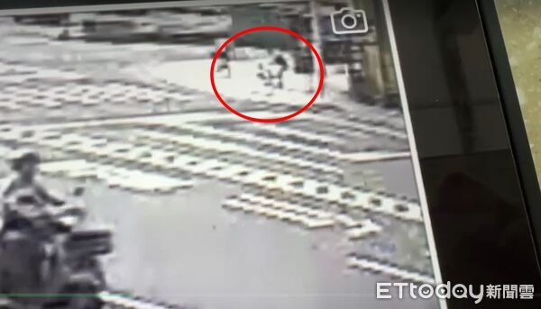 ▲▼路人目擊葉男遇襲，扶他過馬路並協助報警。（圖／記者吳世龍翻攝）