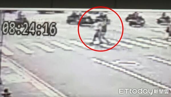 ▲▼路人目擊葉男遇襲，扶他過馬路並協助報警。（圖／記者吳世龍翻攝）