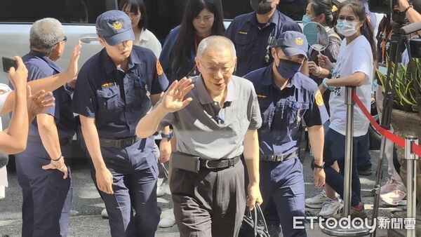 ▲▼涉犯京華城案的台灣民眾黨前主席柯文哲，8日交保獲釋，今（9日）出庭差點遲到，開完庭與支持者擊掌握手，但全程沒停步受訪。（圖／記者黃哲民攝）