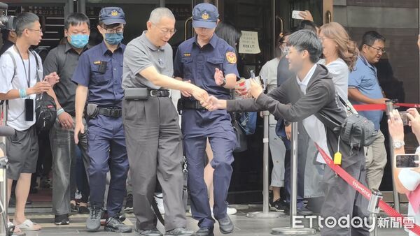 ▲▼涉犯京華城案的台灣民眾黨前主席柯文哲，8日交保獲釋，今（9日）出庭差點遲到，開完庭與支持者擊掌握手，但全程沒停步受訪。（圖／記者黃哲民攝）