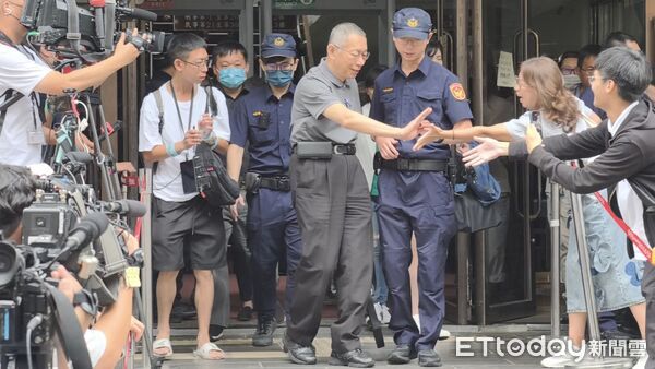 ▲▼涉犯京華城案的台灣民眾黨前主席柯文哲，8日交保獲釋，今（9日）出庭差點遲到，開完庭與支持者擊掌握手，但全程沒停步受訪。（圖／記者黃哲民攝）