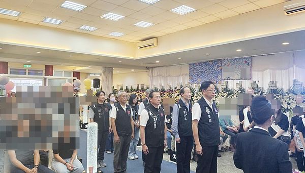 ▲桃園市長張善政今天上午率教育局長劉仲成、社會局長陳寶民等人出席公祭，向5名不幸罹難者致意。（圖／市府新聞處提供）