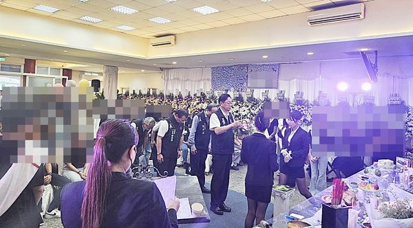 ▲桃園市長張善政今天上午率教育局長劉仲成、社會局長陳寶民等人出席公祭，並上香致意。（圖／市府新聞處提供）