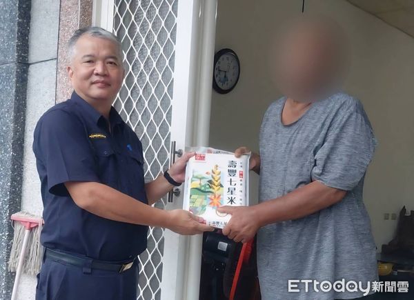 ▲約克國際中心攜手關山警送愛心米。（圖／記者楊晨東翻攝）