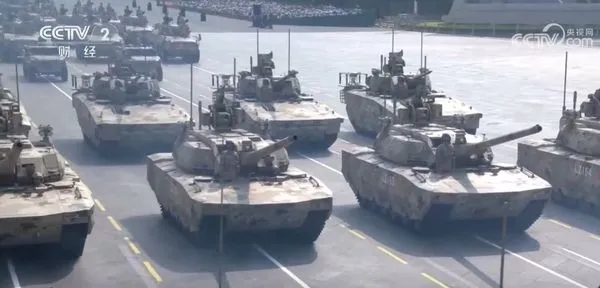 ▲▼新型100式主戰坦克亮相九三閱兵式，強調高度信息化、智能化功能，同時作戰人員配戴VR眼鏡可做到360度掌握戰場情勢。（圖／翻攝自央視）