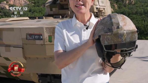 ▲▼新型100式主戰坦克亮相九三閱兵式，強調高度信息化、智能化功能，同時作戰人員配戴VR眼鏡可做到360度掌握戰場情勢。（圖／翻攝自央視）