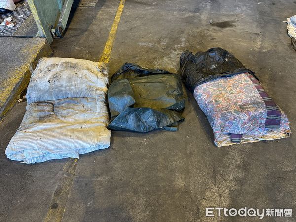 ▲台東環保局提醒棉被、枕頭正確丟法。（圖／記者楊晨東翻攝）