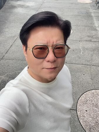 ▲陳文山在台劇《寶島西米樂》擁有兩個老婆，私底下卻是黃金單身漢。（圖／翻攝自Facebook）