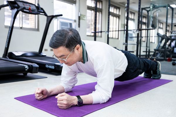 ▲▼運動部今正式掛牌，行政院長卓榮泰做棒式身體力行邀全民動起來。（圖／行政院提供）