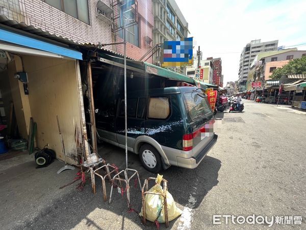 ▲▼快訊／75歲阿北誤踩油門出事了！整輛車撞進牛排店　驚悚畫面曝。（圖／記者賴文萱翻攝）