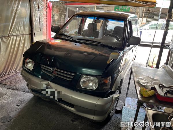 ▲▼快訊／75歲阿北誤踩油門出事了！整輛車撞進牛排店　驚悚畫面曝。（圖／記者賴文萱翻攝）