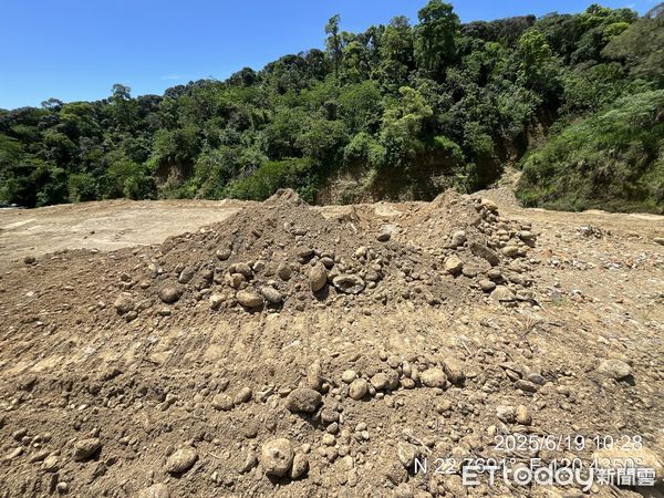 ▲▼高雄大樹又見「山林遭剃頭」。（圖／記者賴文萱翻攝）