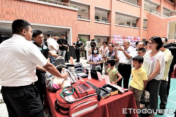 ▲彰化縣消防局獲贈13輛救護車。（圖／縣府提供）