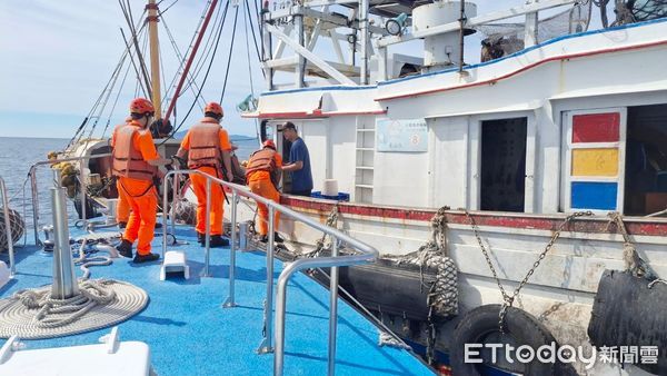 ▲鼻頭外2.3浬查獲違規拖網漁船。（圖／記者郭世賢翻攝）