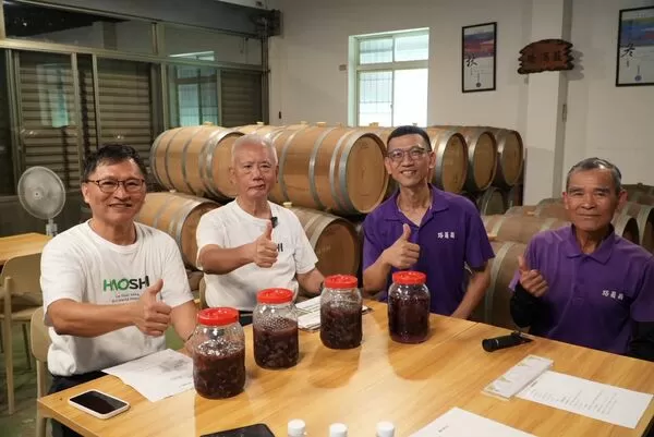 ▲頂新和德基金捐助人代表魏應充化身業師前往葡萄莊園及百年醬油廠座談。（圖／頂新和德文化基金會提供）