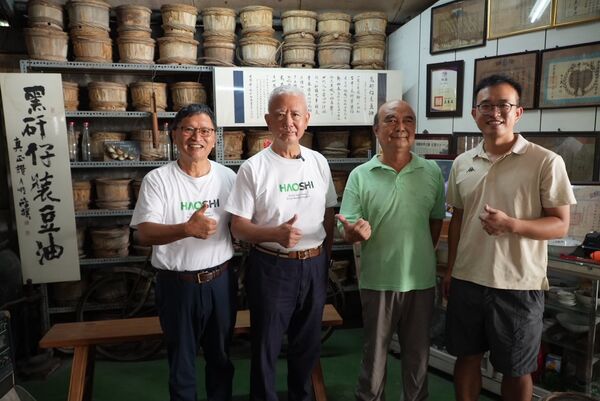 ▲頂新和德基金捐助人代表魏應充化身業師前往葡萄莊園及百年醬油廠座談。（圖／頂新和德文化基金會提供）