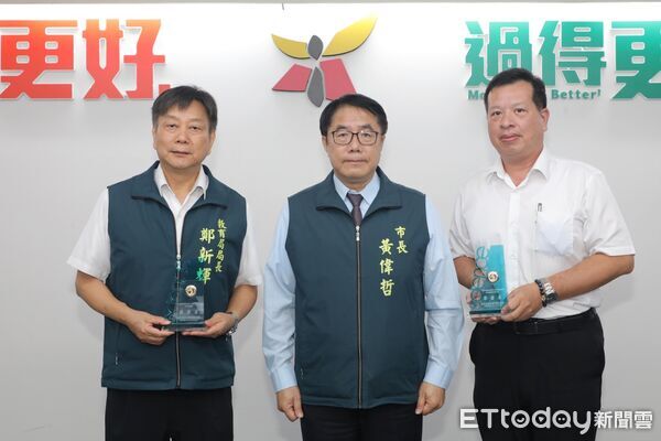 ▲台南市在全國科展勇奪佳績，教育局長鄭新輝與建興國中校長侯志偉於市政會議獻獎。（記者林東良翻攝，下同）