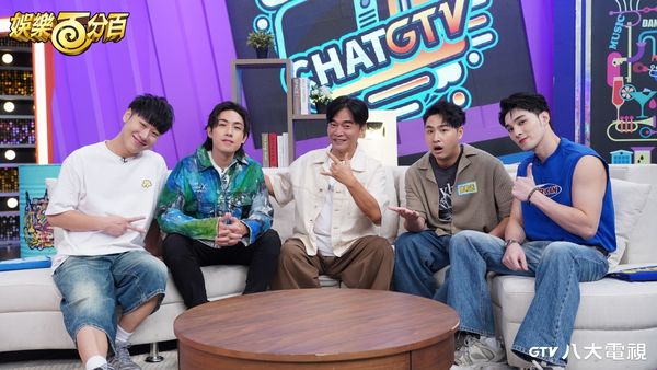 ▲八大電視《娛樂百分百》吳宗憲（圖中）帶新人歌手陳守恩（圖左二）亮相，抖出兒子鹿希派（圖右二）花500萬拍MV慘況。（圖／八大提供）