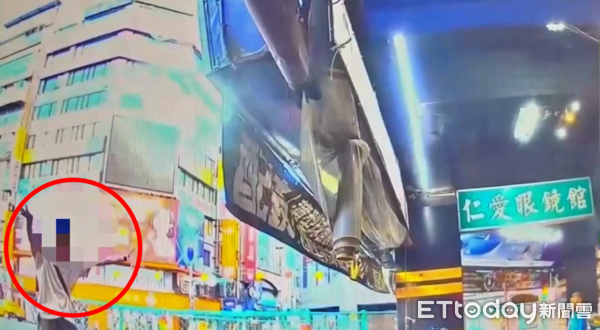 ▲酒醉男基隆廟口咆哮挑釁路。（圖／記者郭世賢翻攝）