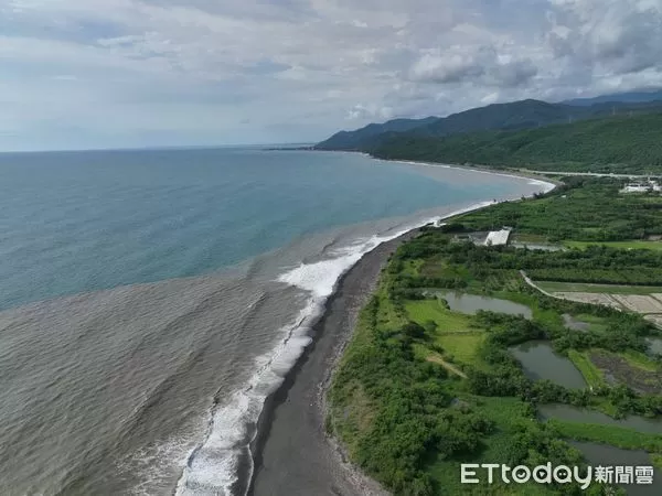 ▲▼圖說：台電今(9)日出動空拍機觀測，恆春海域泥沙範圍廣距離長，其規模非核三排水所能。（圖／台電）