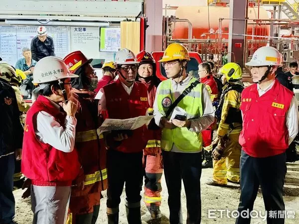 ▲▼高雄興達電廠火警　陳其邁趕抵現場。（圖／記者賴文萱翻攝）