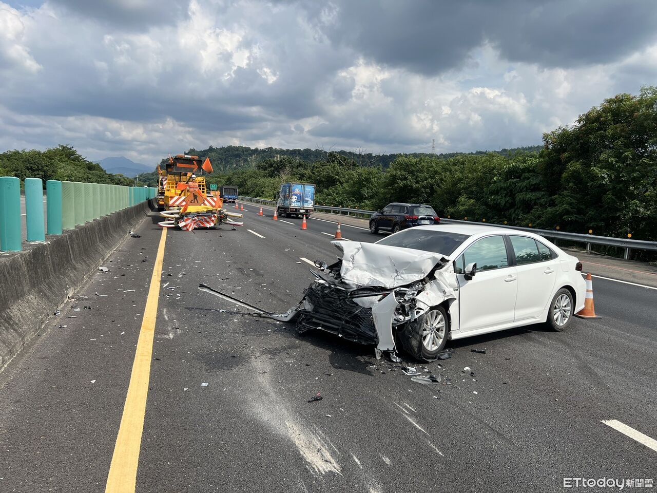 國3白車「猛撞緩撞車」車頭毀了！駕駛：開著ACC自動輔助駕駛