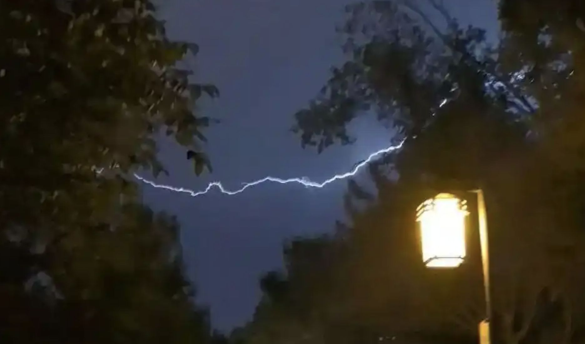 ▲山西太原8日晚間出現雷雨天氣，電閃雷鳴持續多時。（圖／翻攝光明網）