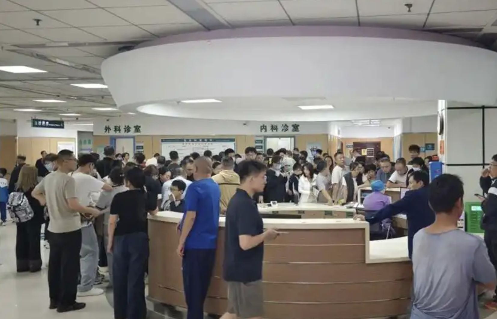 ▲因雷暴哮喘就醫的民眾擠爆醫院急診室。（圖／翻攝光明網）