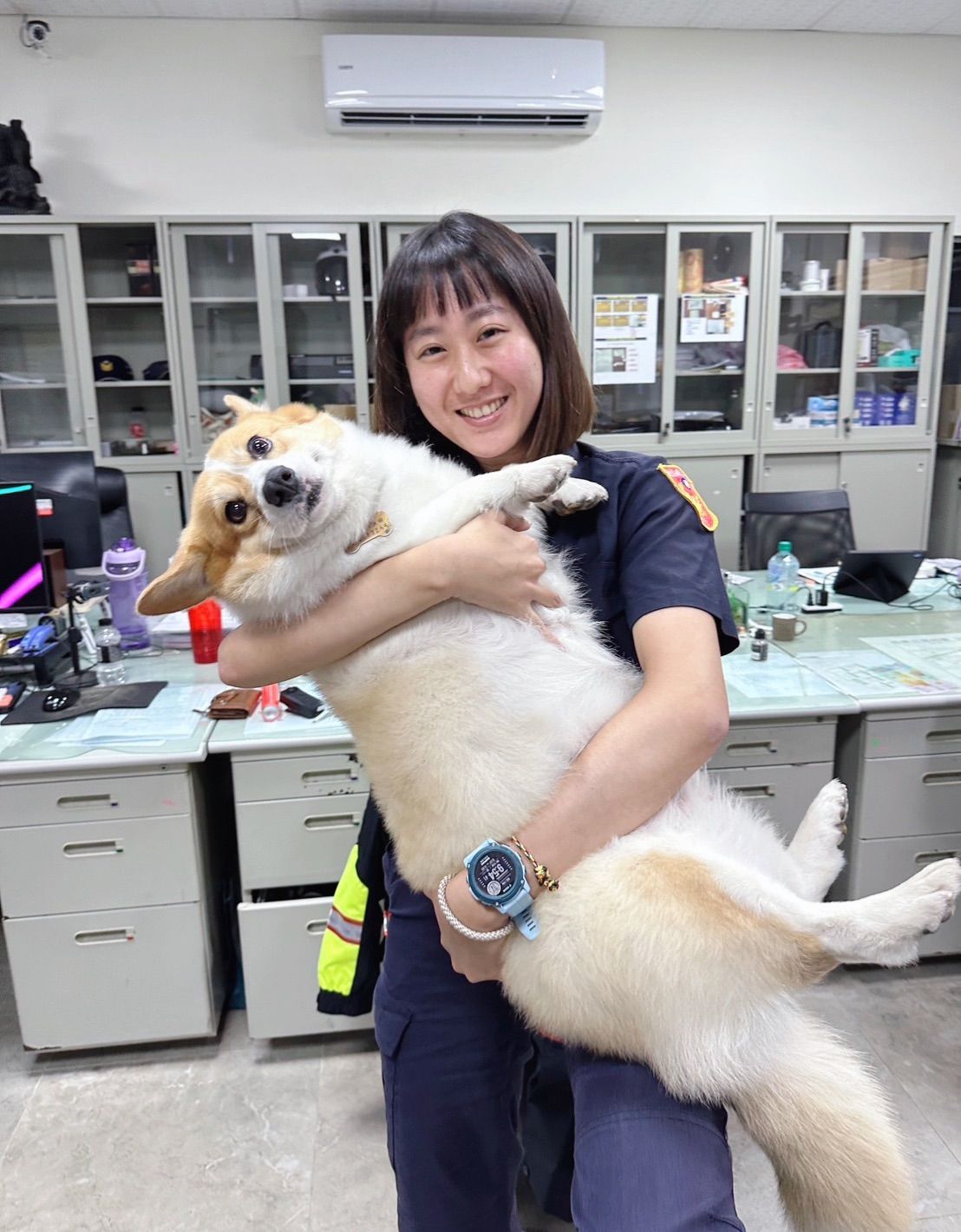 ▲枋寮警分局警員葉宜瑄迅速幫柯基犬找到飼主。（圖／記者陳崑福翻攝）