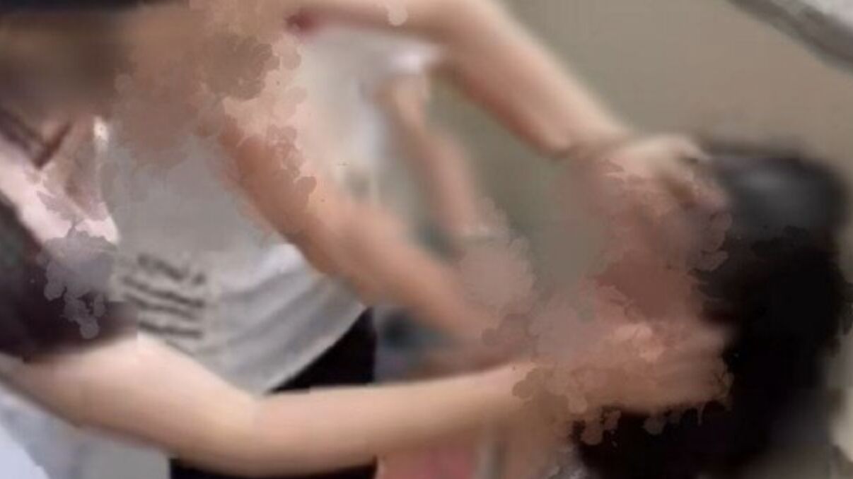 ▲廣西女學生遭9名同齡女同學霸凌，影片在網路傳開後引起網友們聲援。（圖／翻攝微博）