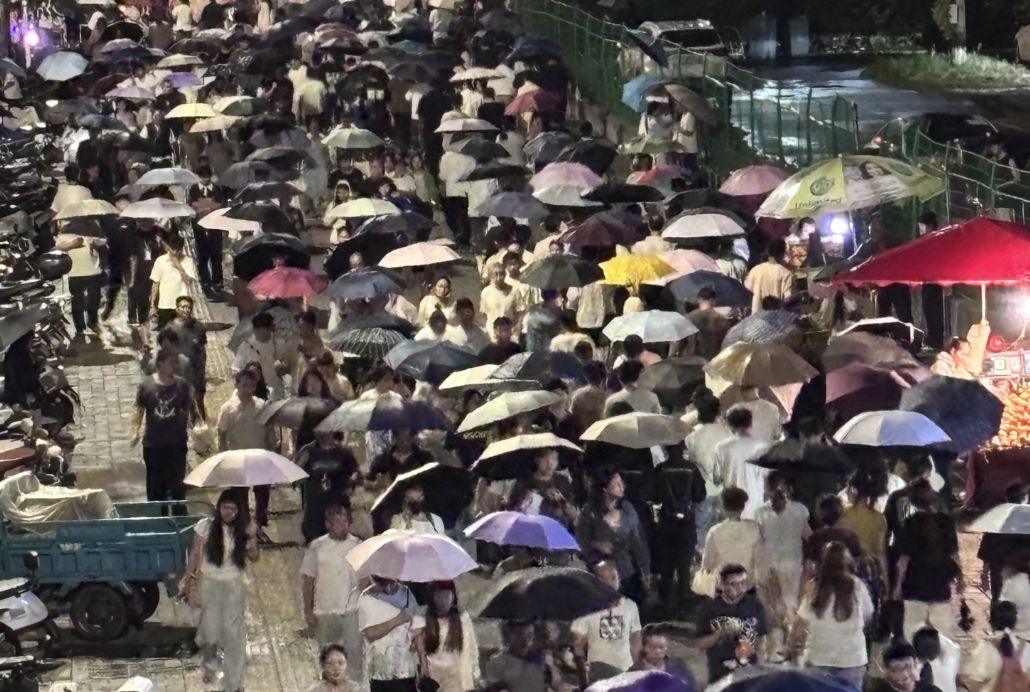 ▲富士康鄭州廠趕工iPhone 17。（圖／翻攝界面新聞）