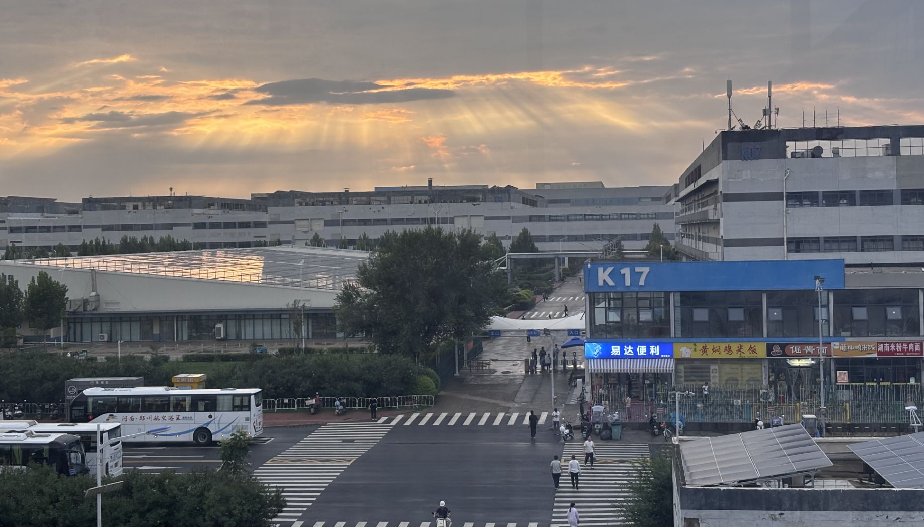 ▲富士康鄭州廠趕工iPhone 17。（圖／翻攝界面新聞）