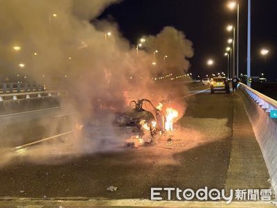國8火燒車！自小客底盤突竄火煙　燒剩骨架恐怖畫面曝