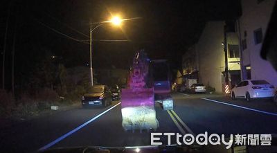 男出獄半年又偷挖土機　清晨街頭暴走揮鏟斗襲警！驚悚畫面曝