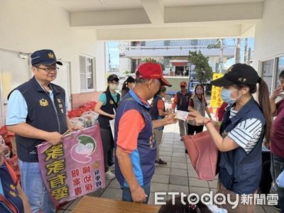 百寶袋裡不只米糧！內埔警送暖+揭詐騙陷阱　提醒鄉親錢要顧好
