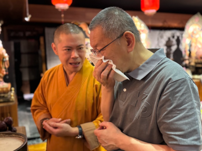 晚了6個月終於參拜父親牌位　柯文哲哽咽落淚講不出話