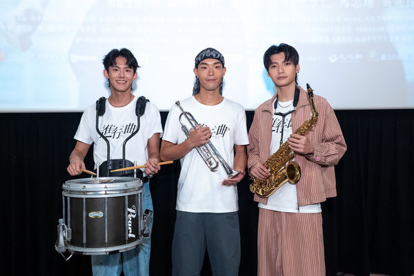 ▲《進行曲》余杰恩、牧森、劉育仁映後驚喜現場演奏樂器。（圖／未來進行曲提供）