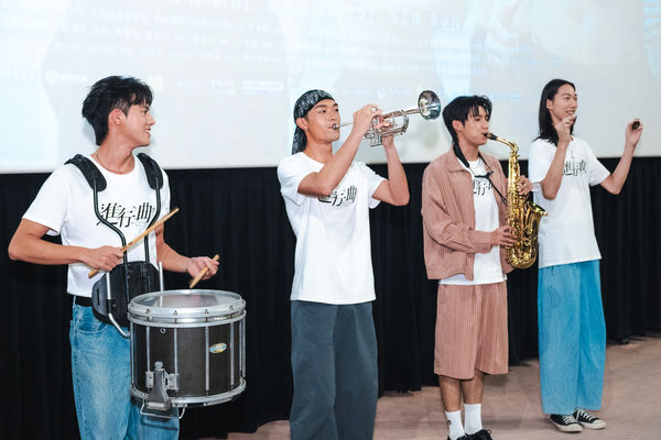 ▲《進行曲》余杰恩、牧森、劉育仁映後驚喜現場演奏樂器。（圖／未來進行曲提供）