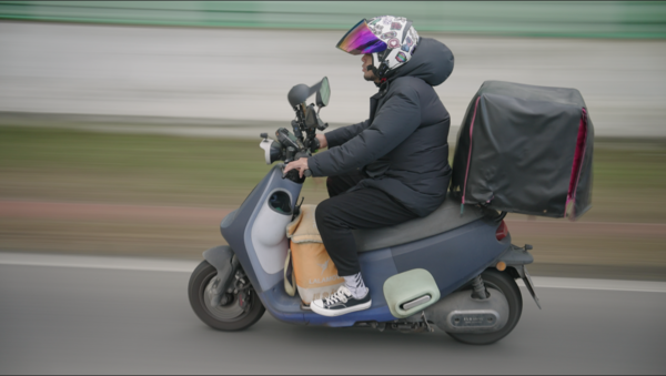 ▲《追風者》描繪三十歲外送員的飄泊心聲。（圖／公視提供）