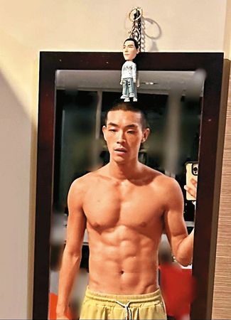 打工等發光／獨家！全裸男指名擦背　牧森攀百岳練出冰塊肌